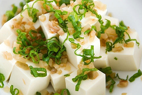 Đậu phụ giàu chất dinh dưỡng tốt cho sức khỏe như protein, vitamin A, B, magie, sắt, canxi… Tuy nhiên, việc lạm dụng đậu phụ sẽ đem đến nhiều nguy sức khỏe.
